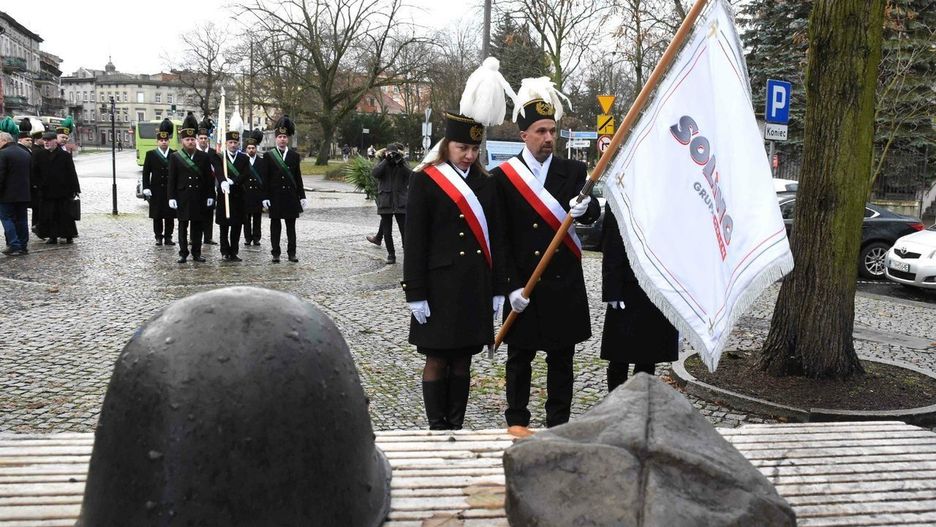 W Inowrocławiu około godz. 14 górnicy przejdą pod pomnikiem Obrońców Inowrocławia i Jana Pawła II, gdzie złoża kwiaty i zapalą znicze
