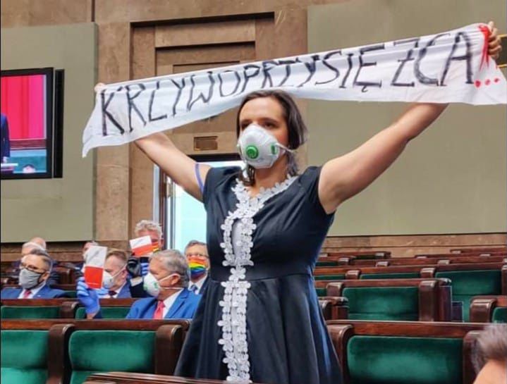 Zaprzysiężenie Andrzeja Dudy. Klaudia Jachira o swoim transparencie