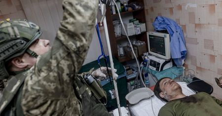 Medycy nie oznaczają swoich pojazdów. "Ściągają ostrzał rosyjski"