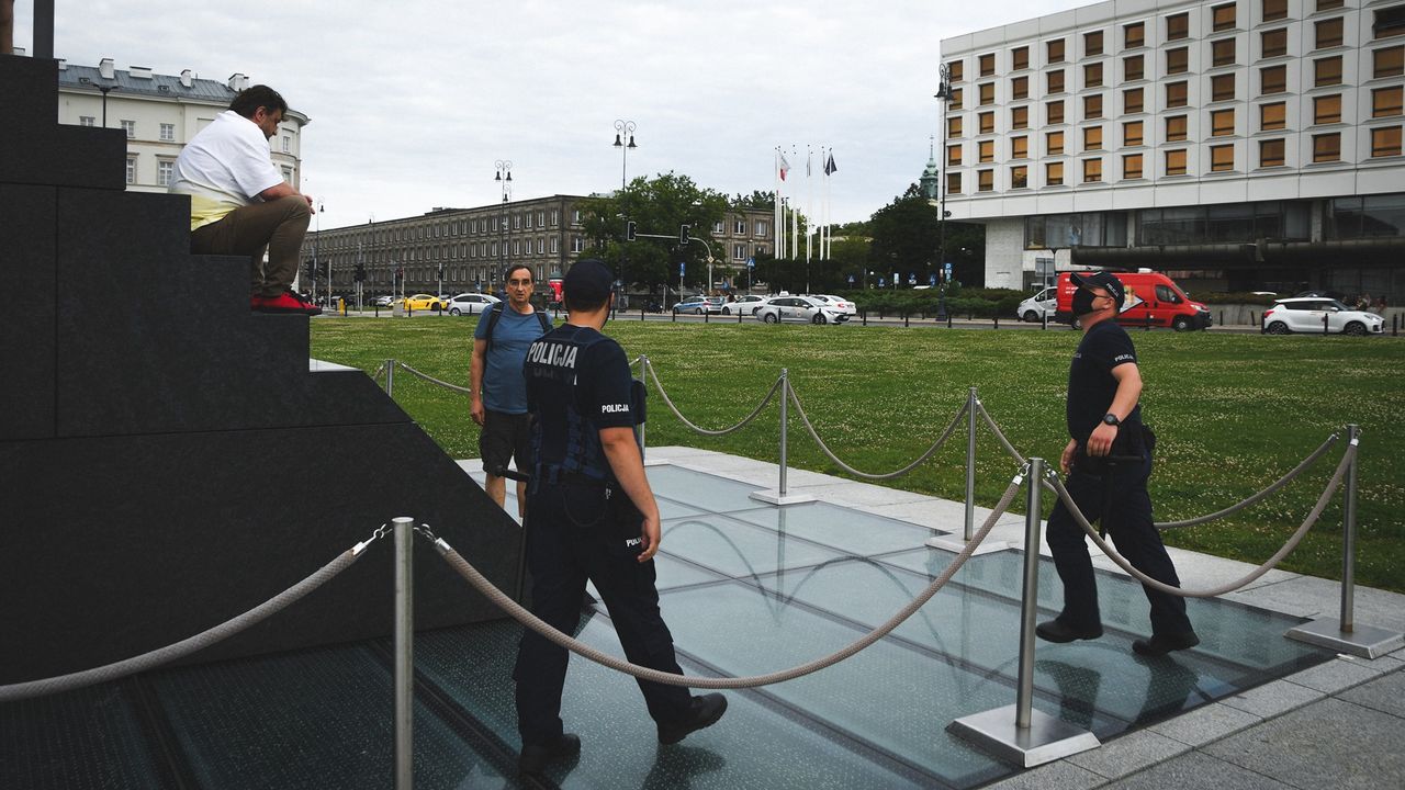 Warszawa. Akcja policyjna przy Pomniku Ofiar Smoleńskich wymagała od funkcjonariuszy wejścia na szczyt pomnika 