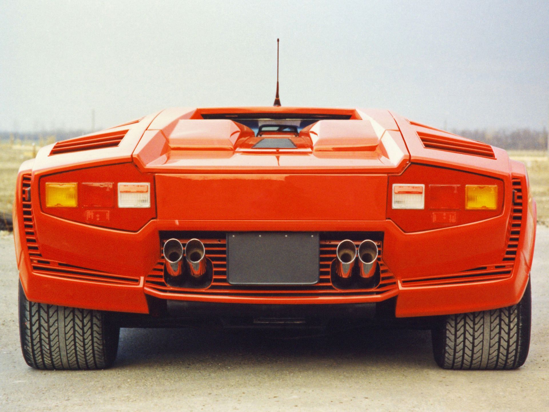 Od dekad z V12: ewolucja hipersamochodów Lamborghini 35