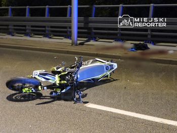 Warszawa: Poważny nocny wypadek motocyklisty na Bielanach. Kierujący wjechał w latarnię