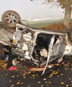 39-latka uderzyła w drzewo i dachowała. Była pijana