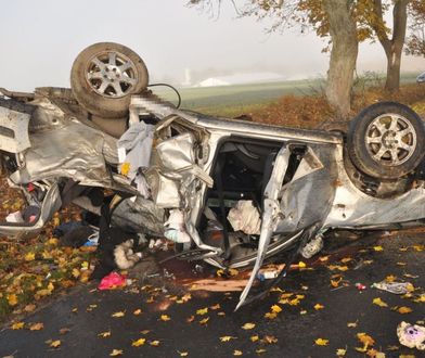 39-latka uderzyła w drzewo i dachowała. Była pijana