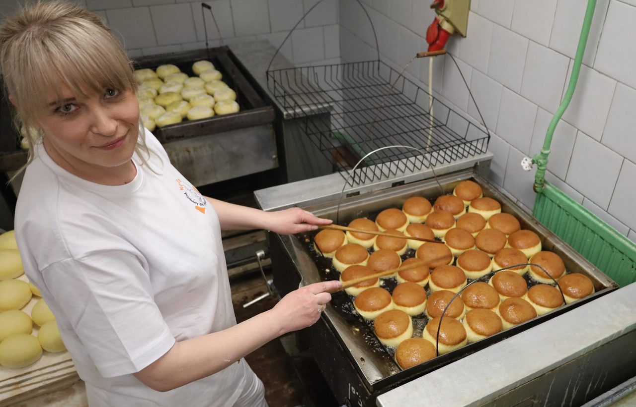 Produkcja idzie pełną parą. Tu powstają tradycyjne pączki