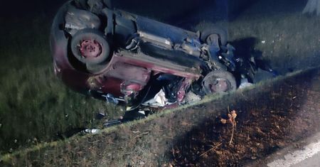 Czołowe zderzenie i dachowanie. Za kierownicą 20-latek