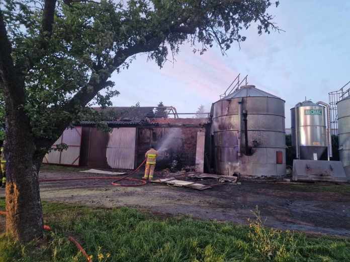 Groźny pożar w Tychowie – spłonęły ciągniki, uszkodzony silos zbożowy, fot. OSP Tychy