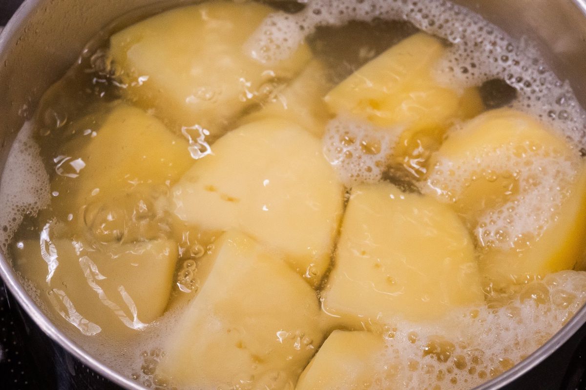 Ziemniaki gotowane w bulionie warzywnym