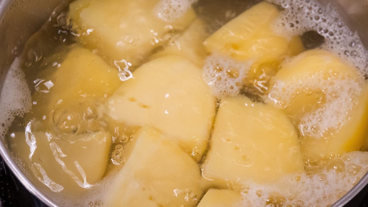 Ziemniaki gotowane w bulionie warzywnym