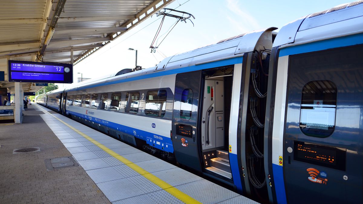 PKP; pociąg; kolej; dworzec; warszawa centralna