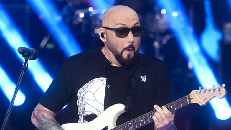 Grzegorz Skawiński podbija Tik Toka i na życzenie fanów ŚCIĄGA OKULARY. Internauci w szoku: "Teraz wiemy, że ma pan oczy" (WIDEO)