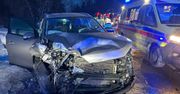 Kłódka: Czołowe zderzenie dwóch osobówek na krajowej 16. Siedem osób zostało rannych, w tym troje dzieci