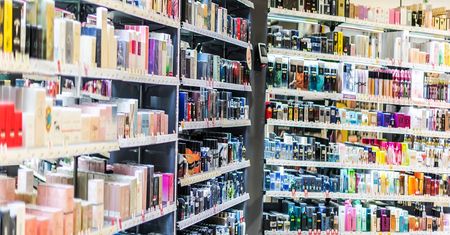 List pożegnalny wypadł jej w perfumerii. Ekspedientki nie traciły czasu