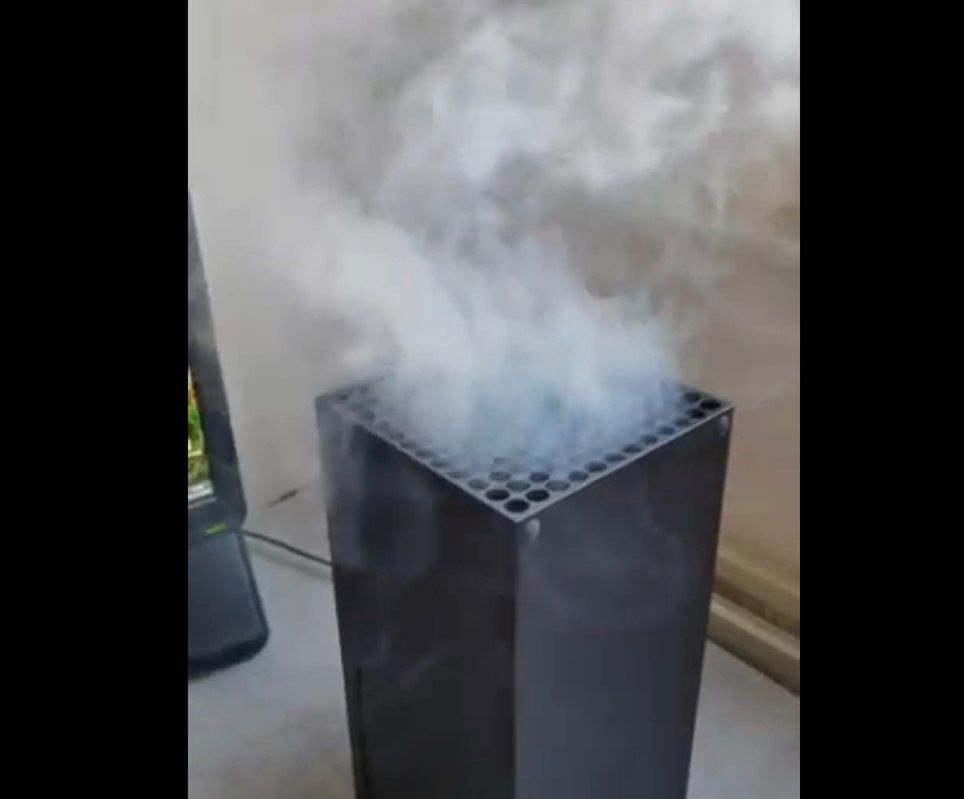 Xbox Series X, z którego wydobywa się dym