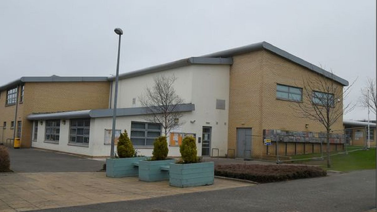 Szkoła w Edynburgu poprosiła chłopaków o przyjście w spódnicach 