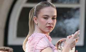 Niewyretuszowana Sydney Sweeney pozuje w kreacji Magdy Butrym. Ładnie? (FOTO)