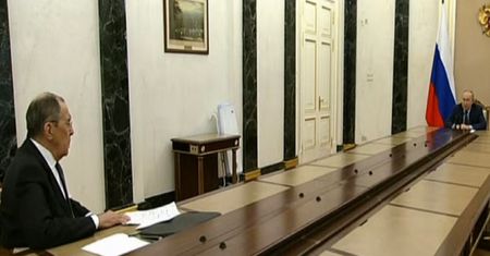 Wraca kultowy stół Putina. Nie odpuścił nawet wiernemu druhowi