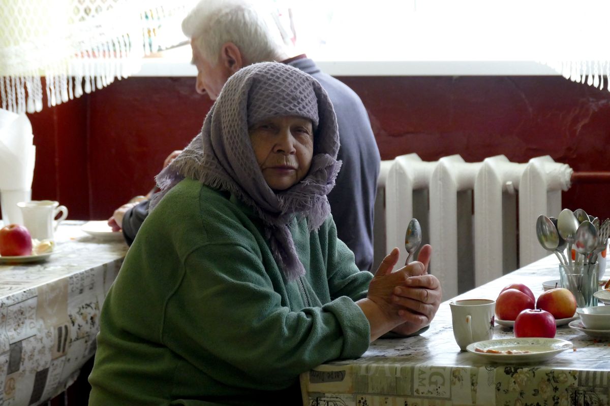 DOVHOPOLE, UKRAINE - APRIL 25, 2022 - An old woman is seen at a canteen in a local school which became home to displaced people from Kyiv Region, Dovhopole village, Ivano-Frankivsk Region, western Ukraine. (Photo credit should read Yurii Rylchuk/ Ukrinform/Future Publishing via Getty Images)