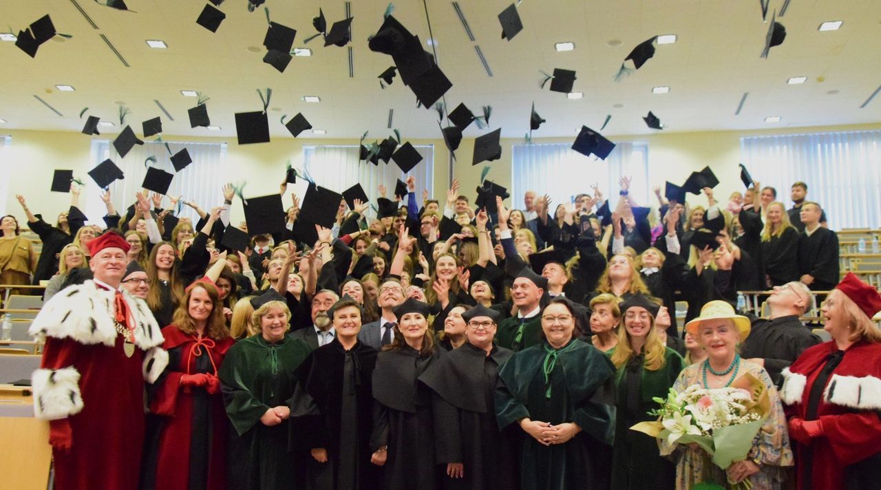 Birety w górę! Państwowa Akademia Nauk Stosowanych w Tarnobrzegu uroczyście pożegnała absolwentów