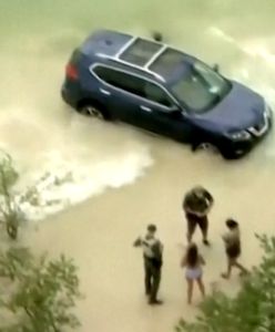 Samochodem do oceanu. Mieszkanka Florydy utknęła z autem na plaży