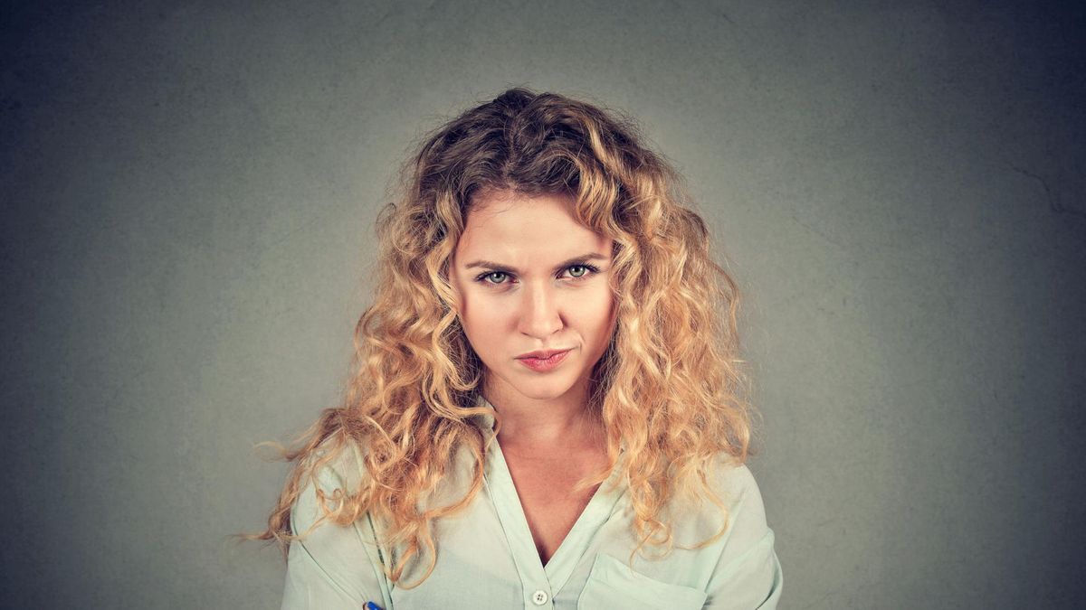 Zdjęcie przedstawia kobietę ogarniętą zawiścią