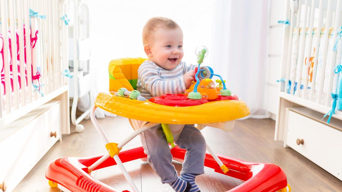 Niemowlę w chodziku w nieprawidłowy sposób obciąża stopy, nóżki i miednicę