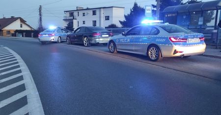 Uciekał przed radiowozem, a na koniec chciał zapłacić policjantom