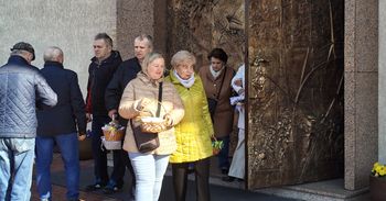 Dąbrowa Górnicza gotowa na Święta Wielkanocne! Tłumy z koszyczkami w Parafii św. Rafała Kalinowskiego