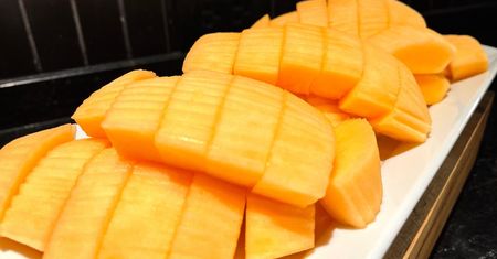 Pokrojony wygląda jak mango, ale smakuje o wiele lepiej. Wspiera serce i pomaga schudnąć