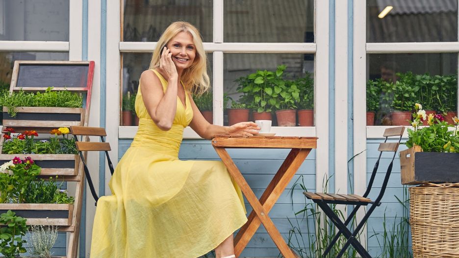Espadryle i sandały na koturnach włożysz zarówno do jeansowych szortów, jak i eleganckiej sukienki