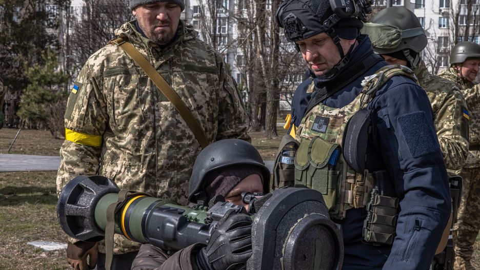  epa09812899 A member of the Territorial Defense Forces learns how to use a Javelin missile during a training session, in Kyiv (Kiev), Ukraine, 09 March 2022. According to the National Guard of Ukraine statistics, 100,000 Ukrainians have joined the Territorial Defense Force since the beginning of the Russian invasion of Ukraine.  EPA/ROMAN PILIPEY Dostawca: PAP/EPA.