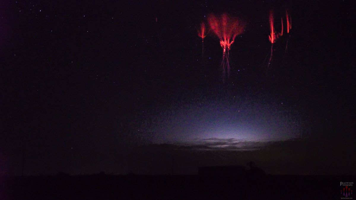 ”Czerwone duszki” to rzadkie zjawisko pogodowe. Zobacz, jak powstają 1