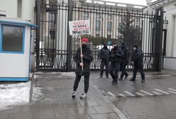 Warszawa. Znany reżyser protestuje pod ambasadą w obronie Nawalnego