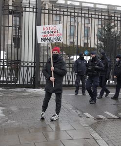 Warszawa. Znany reżyser protestuje pod ambasadą w obronie Nawalnego