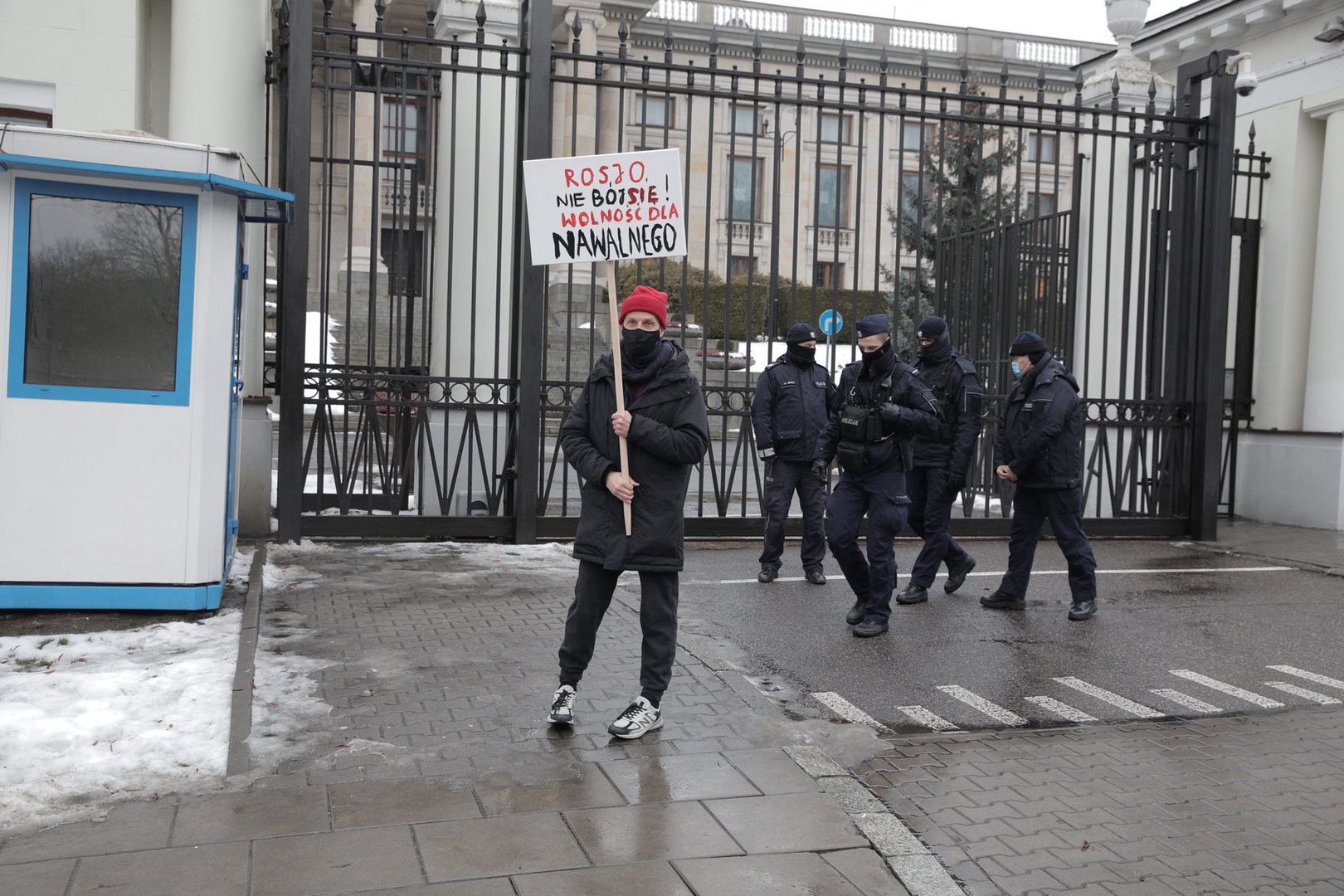 Warszawa. Znany reżyser protestuje pod ambasadą w obronie Nawalnego