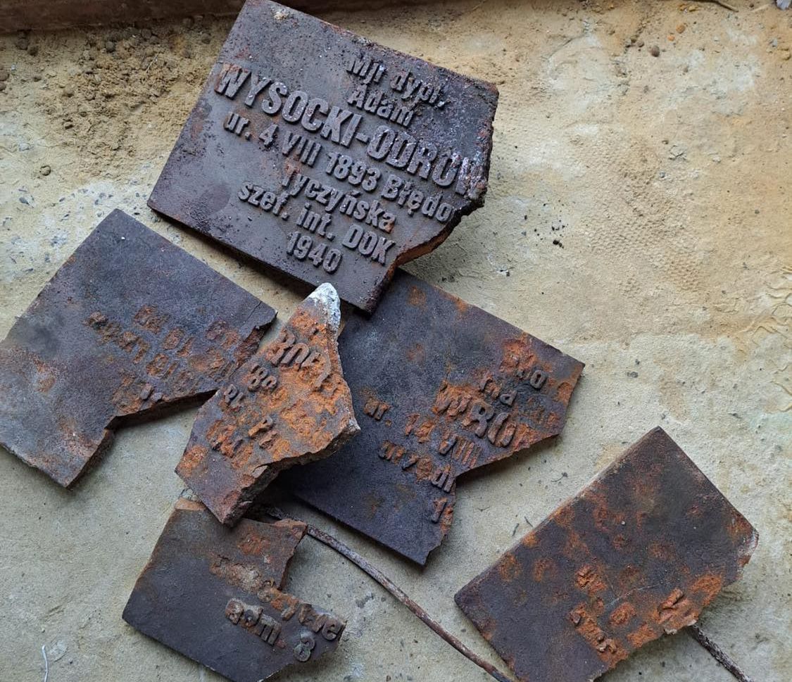 Zniszczone tabliczki wejdą w skład ekspozycji w Muzeum Wojny w Kijowie i Charkowie raz w Muzeum Katyńskim w Warszawie