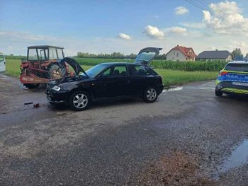 Nowy Sielec: Traktorzysta wymusił pierwszeństwo. Kobieta w szpitalu