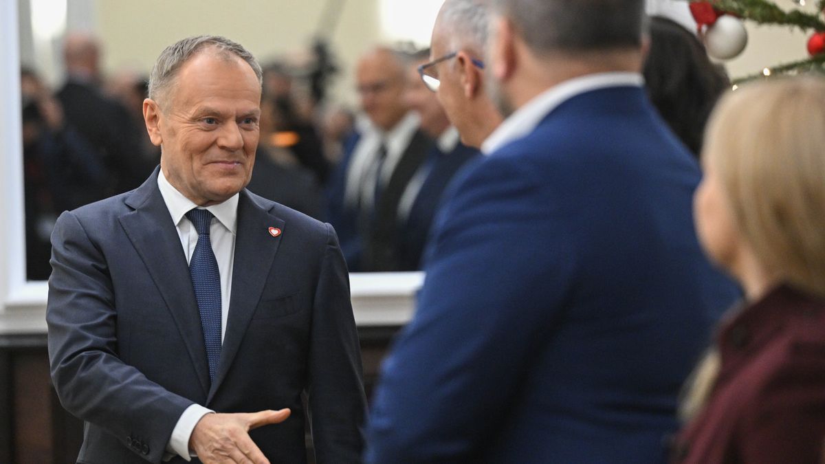 Warszawa, 30.12.2025. Premier Donald Tusk przed rozpoczęciem posiedzenia rządu w KPRM w Warszawie, 30 bm. Rada Ministrów zajmie się m.in. projektem ustawy o statusie osoby najbliższej. (ad) PAP/Radek Pietruszka