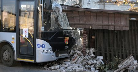Wypadek autobusu w Pruszkowie. Pojazd wbił się w ogrodzenie