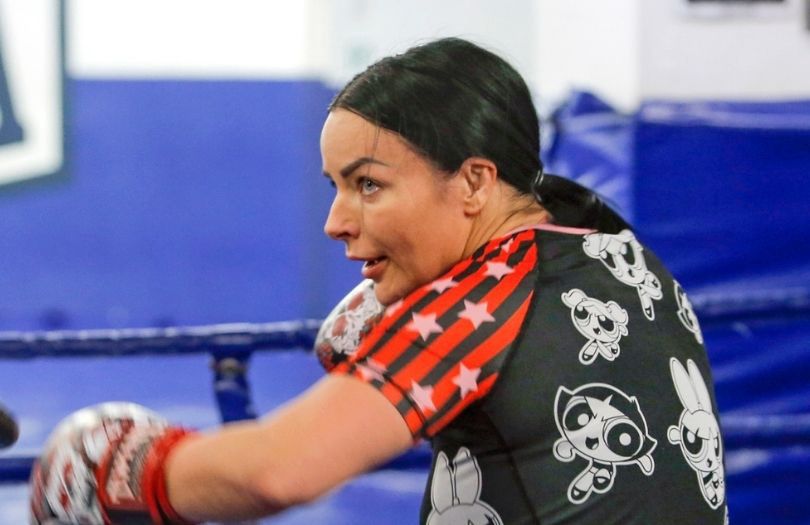 Kamila Wybrańczyk w pocie czoła trenuje tajski boks