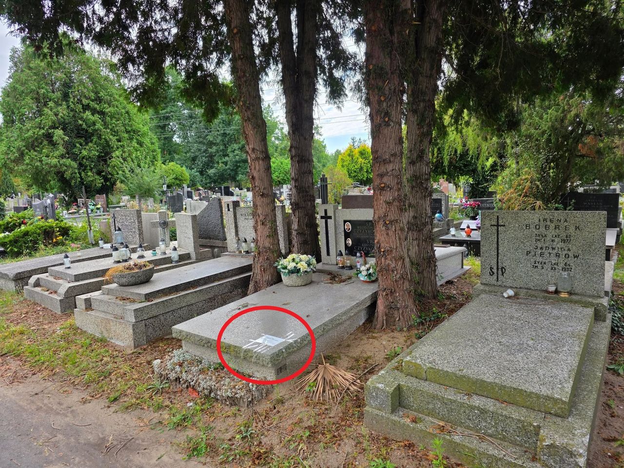 Kartka na grobie na warszawskim cmentarzu. Pilny komunikat inspektora