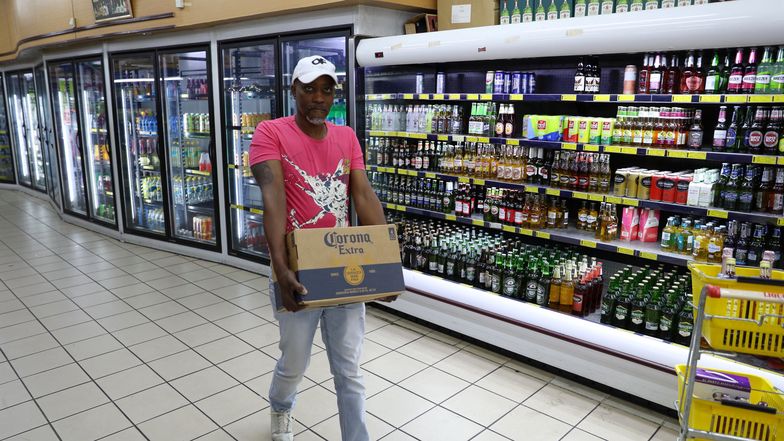 Mieszkaniec Johannesburga wykupuje zapasy piwa przed wprowadzeniem prohibicji pod koniec marca.