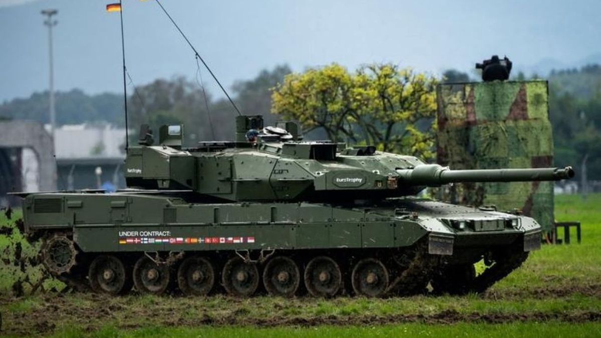 Niemiecki Leopard 2 podczas ćwiczeń, zdjęcie ilustracyjne