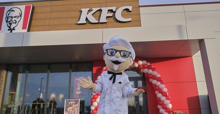 Nowy KFC już otwarty. Pierwszych stu gości mogło kupić kubełek Hot Wings za złotówkę