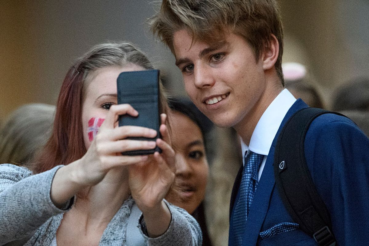 Na rok ograniczyli korzystanie ze smartfonów w szkołach. Zaskakujący efekt