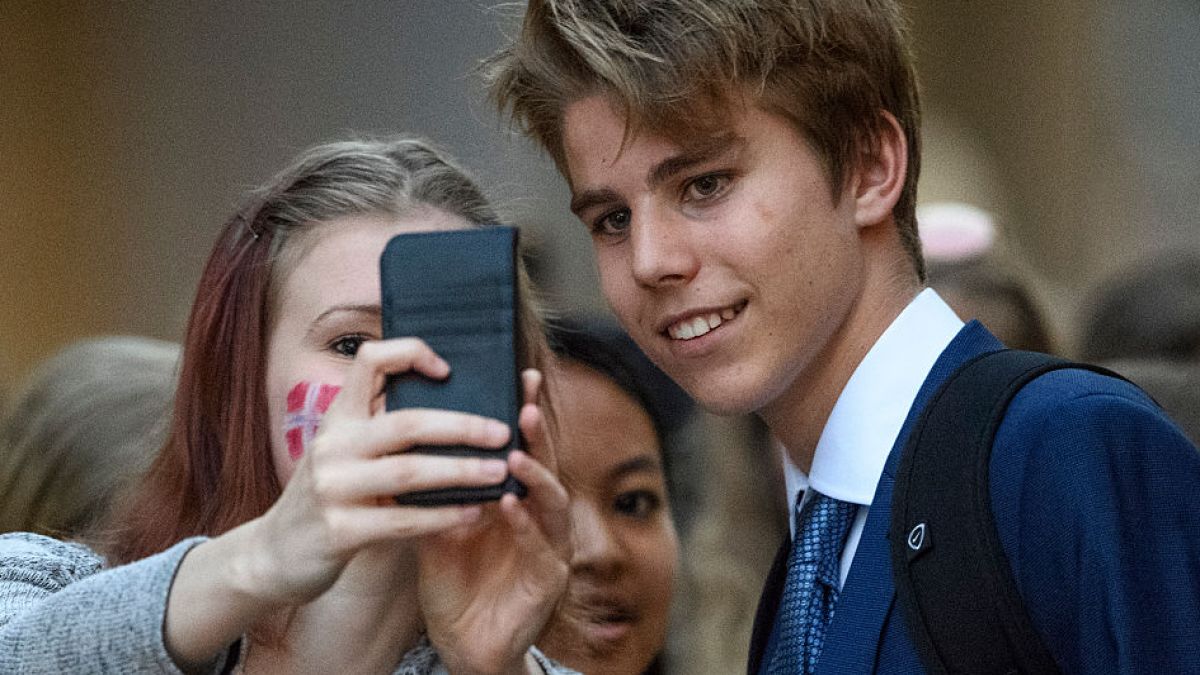 Resort oświaty: po roku bez telefonów mniej przemocy w szkołach