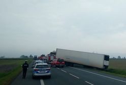 Łódzkie. Śmiertelny wypadek. Osobówka i dwa tiry