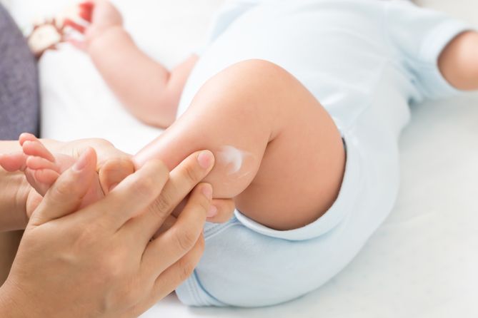 Jak pielęgnować skórę niemowlaka i jakich składników aktywnych szukać w produktach dla malucha?