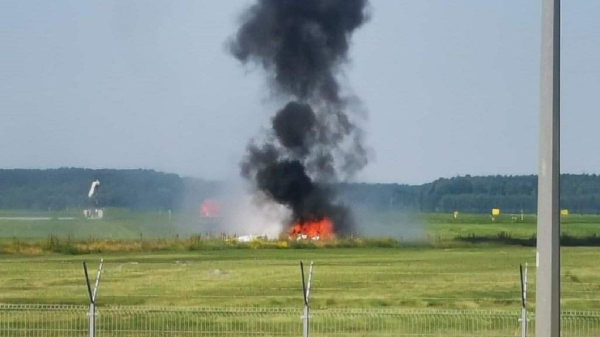 Awionetka spadła na pas startowy na bydgoskim lotnisku. 