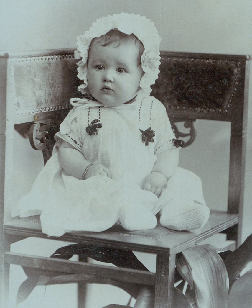 Niemowlę na przedwojennej fotografii portretowej (domena publiczna)